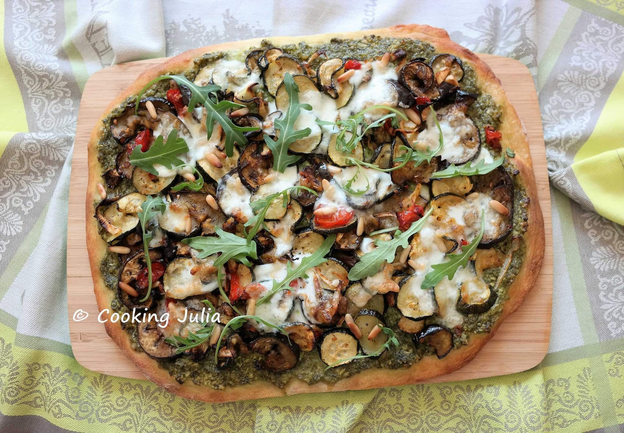 PIZZA AU PESTO DE ROQUETTE ET LÉGUMES RÔTIS