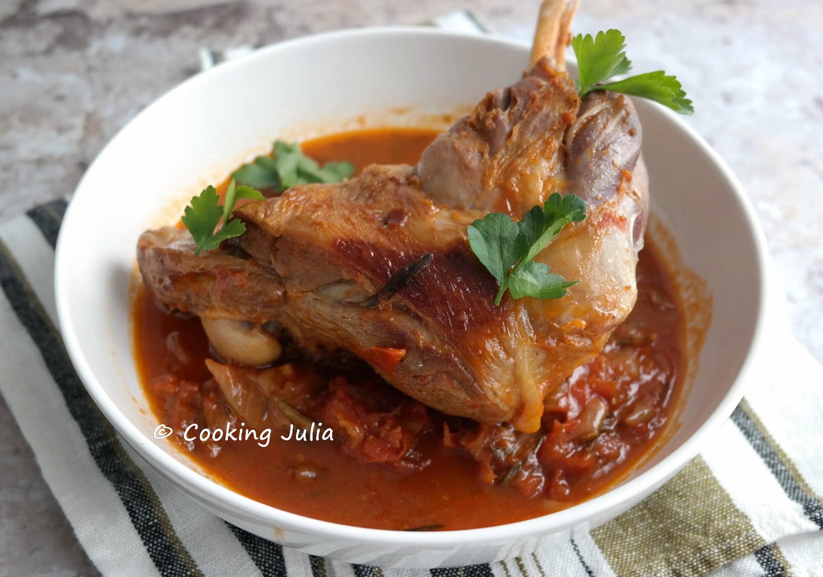 ÉPAULE D&rsquo;AGNEAU CONFITE À LA TOMATE