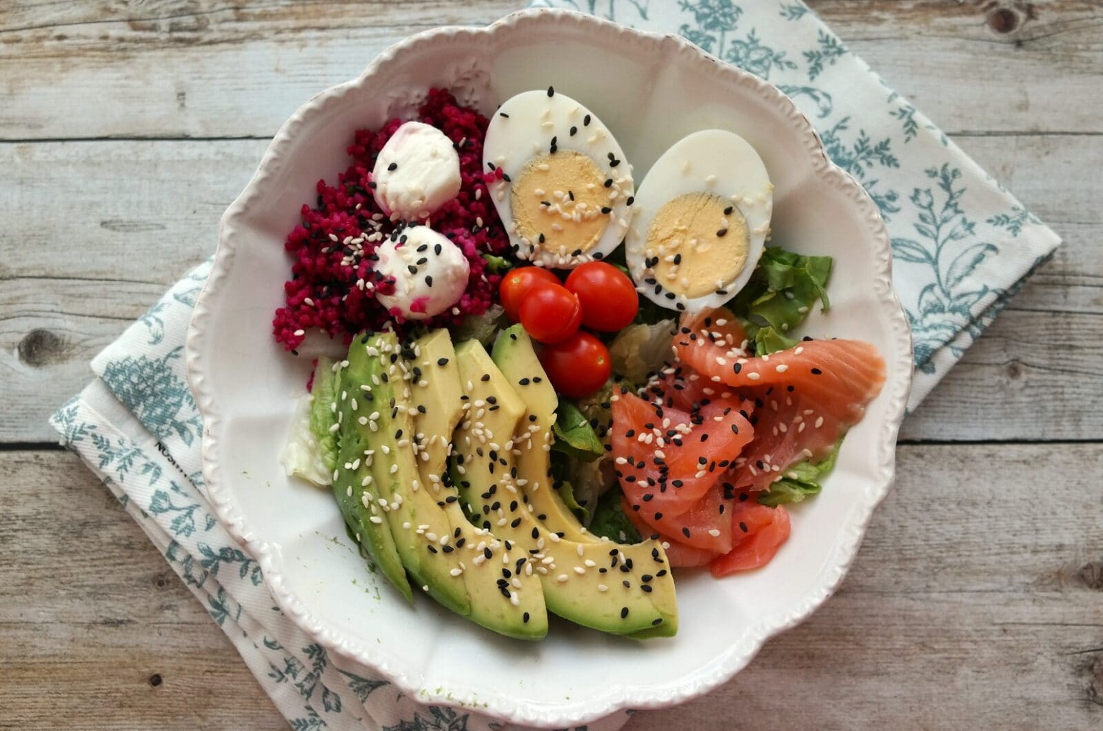 Bowl de crudités, œuf dur et truite fumée