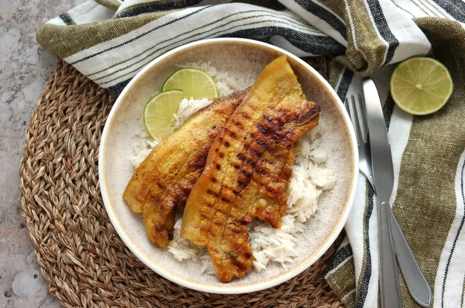 Lard grillé mariné au miel et au curry